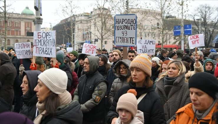 SIRBİSTAN’DA TREN İSTASYONUNDAKİ ÖLÜMLÜ KAZAYA YÖNELİK PROTESTOLAR SÜRÜYOR