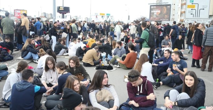 SIRBİSTAN’DA ÖĞRENCİLERDEN HÜKÜMETE TEPKİ: YOL KAPATMA EYLEMİ