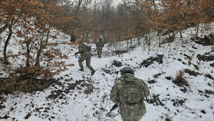 KOSOVA’DAKİ TÜRK ASKERİNDEN SIRBİSTAN SINIR HATTINDA DEVRİYE ÇALIŞMASI