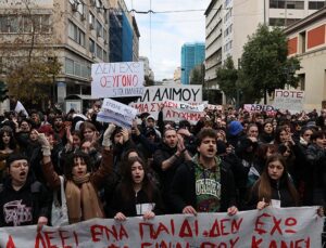 YUNANİSTAN’DA GREV VE PROTESTOLAR, HAYATI OLUMSUZ ETKİLEDİ