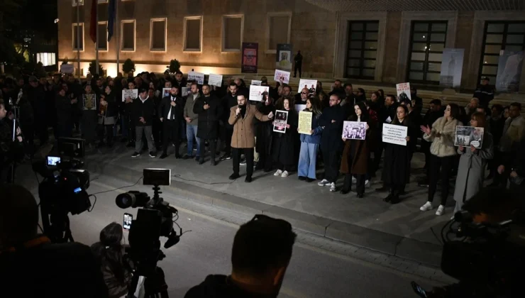 ARNAVUTLUK’TA BAŞBAKANIN İSTİFASI TALEBİYLE PROTESTO DÜZENLENDİ